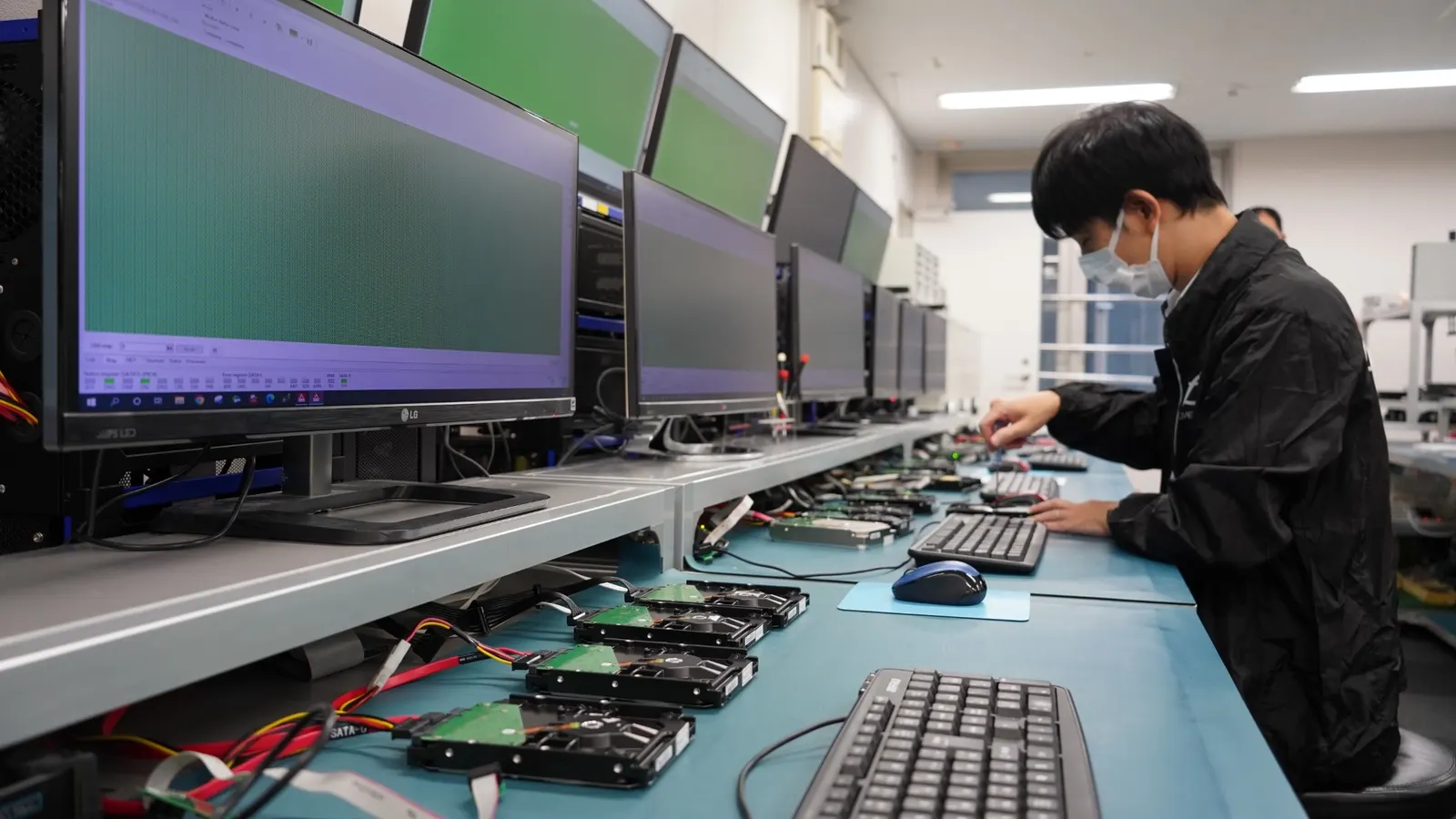 復旧天使 マルチディスク NAS 復旧ラボで RAID 再構成を実施する専門エンジニア